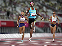Олимпиада. Бег на 400 метров. Победила спортсменка с Багамских островов