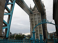 В Лондоне застрял в разведенном состоянии Тауэрский мост