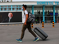 Пассажир идет к терминалу вылета международного аэропорта имени Хамида Карзая в Кабуле, Афганистан, 14 августа 2021 года
