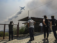 Самолет Бе-200 во время тушения лесных пожаров в Турции