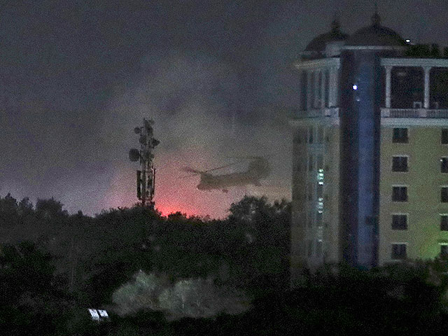 Вертолет эвакуирует персонал американского посольства в Кабуле. 15 августа 2021 года