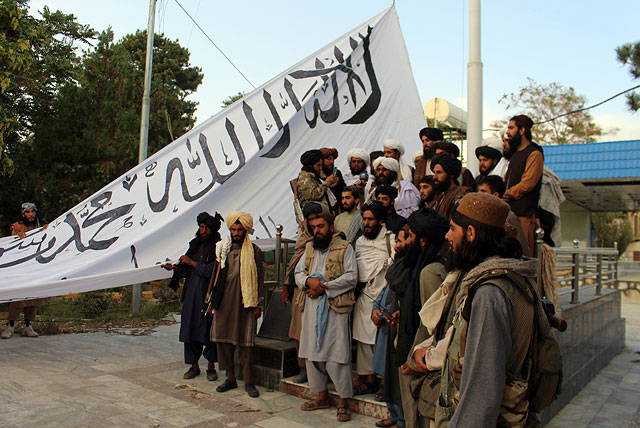 Боевики Талибана поднимают свой флаг у дома губернатора провинции Газни. Афганистан, 15 августа 2021 года