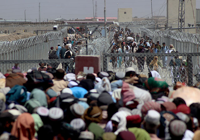 Афганские беженцы пересекают границу между Пакистаном и Афганистаном в Чамане, Пакистан, 13 августа 2021 года