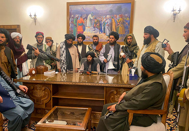Боевики Талибана берут под свой контроль президентский дворец в Кабуле. 15 августа 2021 года