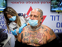 Тату снова встречается с иглой: на пунктах вакцинации в Израиле. Фотогалерея