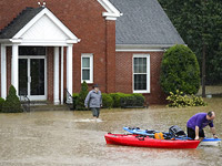 Жертвами наводнения в Теннесси стали не менее 10 человек, десятки пропавших без вести