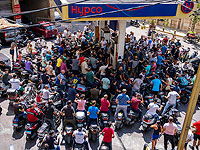 Мотоциклисты ждут, чтобы заправиться топливом на бензоколонке в Бейруте, Ливан, 31 августа 2021 года