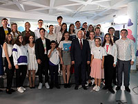 Владимир Путин и школьники-победители олимпиад. Никанор Толстых - крайний справа