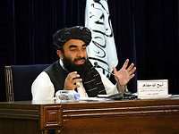 Пресс-секретарь движения "Талибан" Забихулла Муджахид выступает на пресс-конференции в Кабуле