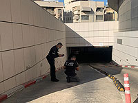 На подземной парковке в Холоне автомобиль врезался в стену, погибла женщина