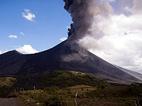 На острове Ла Пальма началось извержение вулкана