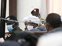 Суд над свергнутым диктатором Омаром аль-Баширом (в центре). Хартум, Судан, 24 августа 2021 года