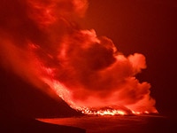 Извержение вулкана на Канарах: лава достигла океана, что приводит к образованию токсичных облаков