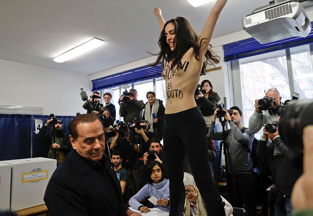Женщина с голой грудью с надписью "Берлускони, у вас истек срок действия". 2018 год