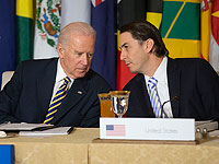 Амос Хохштейн (справа) c президентом США Джо Байденом