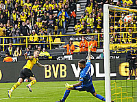 Мяч после удара Марко Ройса (Боруссия, Дортмунд) попадает в перекладину