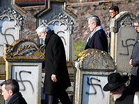 Члены еврейской общины на еврейском кладбище Вестхоффен, Франция, где в декабре 2019 года были осквернены 107 могил