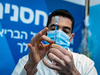 Вакцинация против коронавируса в Израиле: третью "бустерную" прививку получили 55% взрослого населения