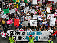 Массовые манифестации в поддержку права на аборты в США