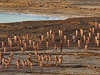 "Голая фотосессия" Спенсера Туника на Мертвом море в 2011 году