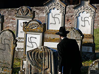 Главный раввин Страсбурга Гарольд Авраам Вайль у оскверненных оскверненные могил на еврейском кладбище Вестхоффен, к западу от города Страсбург, Франция. 7 апреля 2021 года