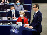 Председатель Еврокомиссии Урсула фон дер Ляйен и премьер-министр Польши Матеуш Моравецкий (слева)