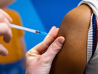 Вакцинация против коронавируса в Израиле: третью "бустерную" прививку получили 42% населения страны