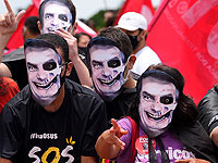 Демонстранты в масках изображающих президента Бразилии Жаира Болсонару, протестуют против действий его правительства в связи с пандемией COVID-19