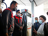 Президент Ирана Эбрагим Раиси (второй справа) разговаривает с работниками заправочной станции в Тегеране. 27 октября 2021 года