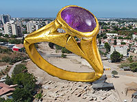 На раскопках в Явне обнаружено золотое кольцо с камнем, "спасавшим от опьянения"