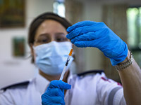 Вакцинация против коронавируса в Израиле: третью "бустерную" дозу получили 43% населения страны