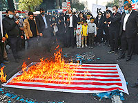 Демонстранты жгут американский флаг на митинге перед бывшим посольством США в честь годовщины его захвата в 1979 году. Тегеран, 4 ноября 2021 года