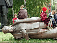 Московские школьники отдыхают на поваленной статуе Сталина. Москва, Россия, 11 сентября 1991 года