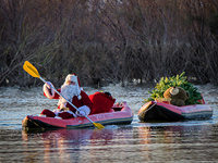 Рождество приближается: по озеру Кинерет "выплывает Санта-Клаус"