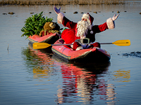 Рождество приближается: по озеру Кинерет "выплывает Санта-Клаус"