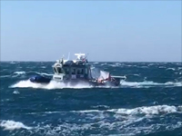 Сильный ветер и волны у побережья Средиземного моря: полиция рекомендует воздержаться от купания и парусного спорта в субботу