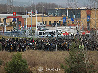 Беженцы прорвали белорусскую границу, у польского КПП толпятся сотни человек