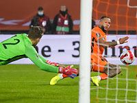 Мемфис Депай забивает гол вв матче против сборной Норвегии