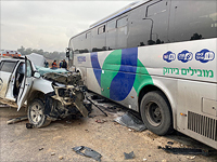 На севере Израиля столкнулись автомобиль и автобус: один погибший, несколько пострадавших