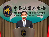 Министр иностранных дел Тайваня Джозеф Ву объявляет об обмене представительствами с Литвой