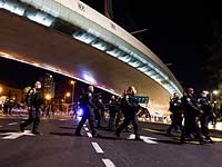 Иерусалим: поселенческая молодежь забрасывает яйцами полицейских, полиция использует водометы