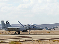 Израильский истребитель F-15I совершил аварийную посадку, летчики доставлены в госпиталь