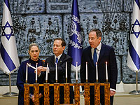 Слева направо: супруга президента Израиля Михаль, президент Израиля Ицхак Герцог и новый посол США в Израиле Том Найдс