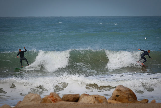 Шторм и серферы. Фоторепортаж с израильского побережья Средиземного моря