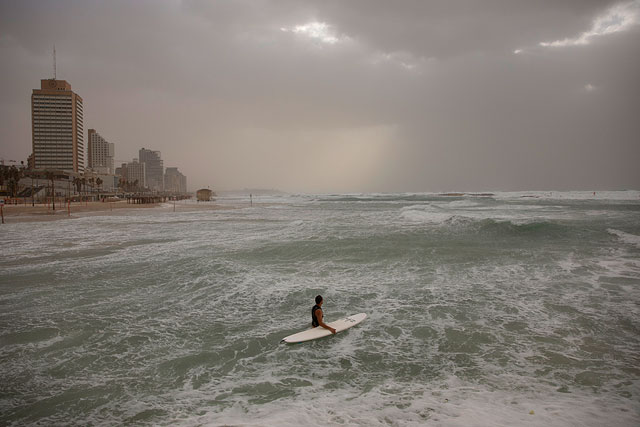Шторм и серферы. Фоторепортаж с израильского побережья Средиземного моря