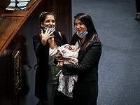 Ширли Пинто, вызванная на голосование через несколько дней после родов, пришла в Кнессет с младенцем