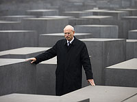 Стюарт Эйзенстат в мемориальном комплексе жертвам Холокоста в Берлине.  2012 год