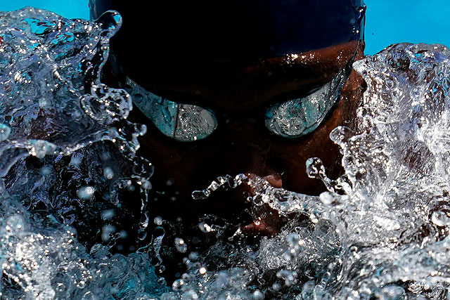 Рис Уитли участвует в финальном заплыве на 200 метров брассом среди мужчин на соревнованиях по плаванию TYR Pro Swim Series 10 апреля 2021 года в Мишн-Вьехо, Калифорния