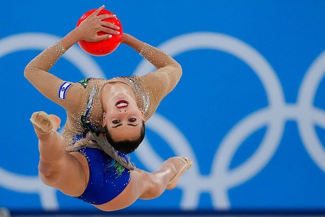 Израильская гимнастка Линой Ашрам выступает в финале индивидуального многоборья по художественной гимнастике на летних Олимпийских играх 2020 года, 7 августа 2021 года, в Токио, Япония