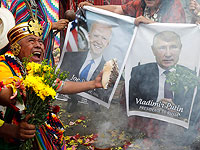 Шаманы держат фотографии президента США Джо Байдена и президента России Владимира Путина во время ритуала в конце года, где они предсказывают политические и социальные проблемы, которые должны произойти в следующем году